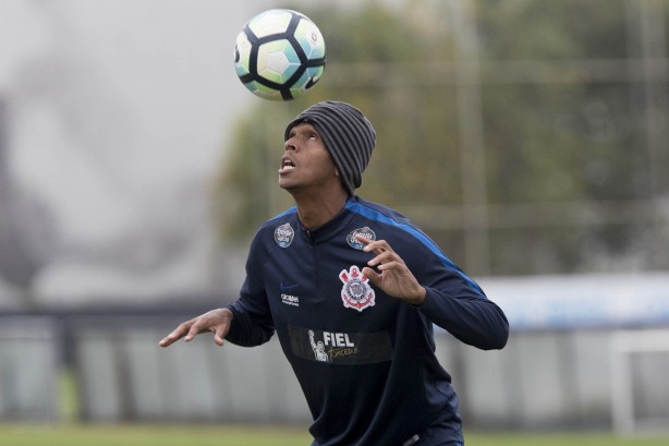 Jô equilibrando a bola no treino diferente dessa sexta