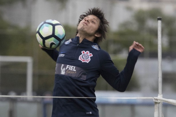 O paraguaio agora ganha a concorrência de Clayson, recém chegado ao elenco
