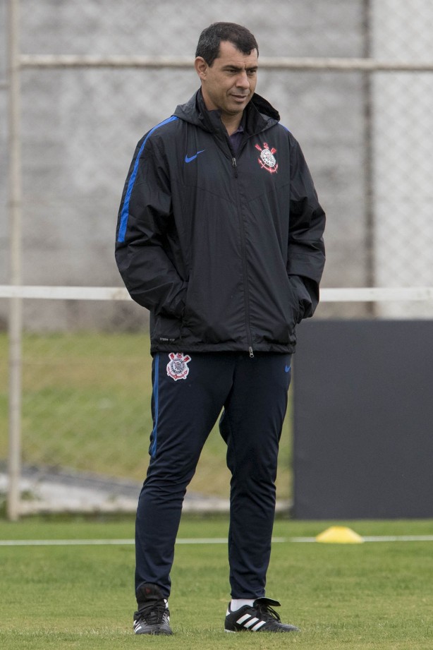 O técnico Carille prepara o elenco para enfrentar o Vitória, na Bahia
