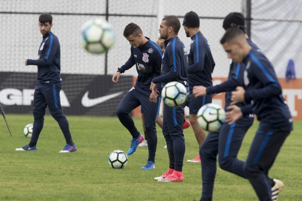 Os jogadores foram 'presenteados' com um treino de futevôlei, para descontrair