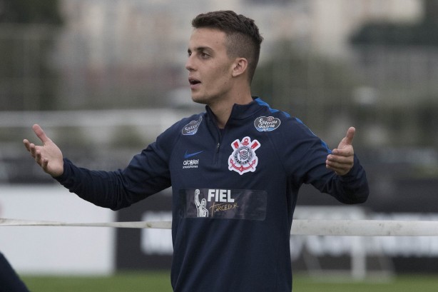 Rodrigo Figueiredo espera pacientemente uma chance no time
