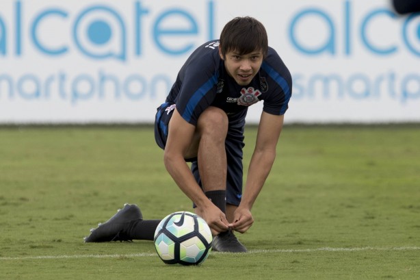 Confirmado para domingo, Romero treinou entre os titulares