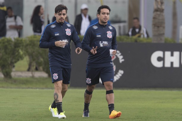 Fagner e Jadson durante o treinamento deste sbado