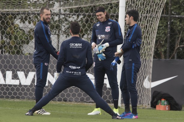 Goleiros do Corinthians em treinamento neste sbado