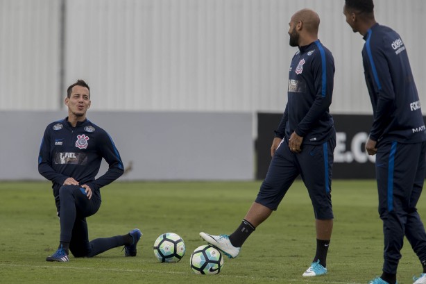 Jogadores se aquecendo para o início do treino da manhã desse sábado