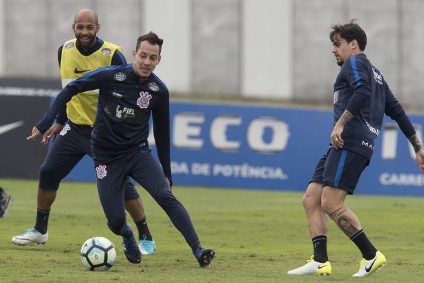 Rodriguinho e Fagner treinando para encara o Vitória, pelo Brasileirão