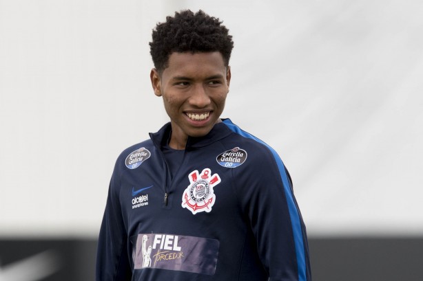 Warian abre o sorrisão no treino da manhã de sábado; o último antes de encarar o Vitória