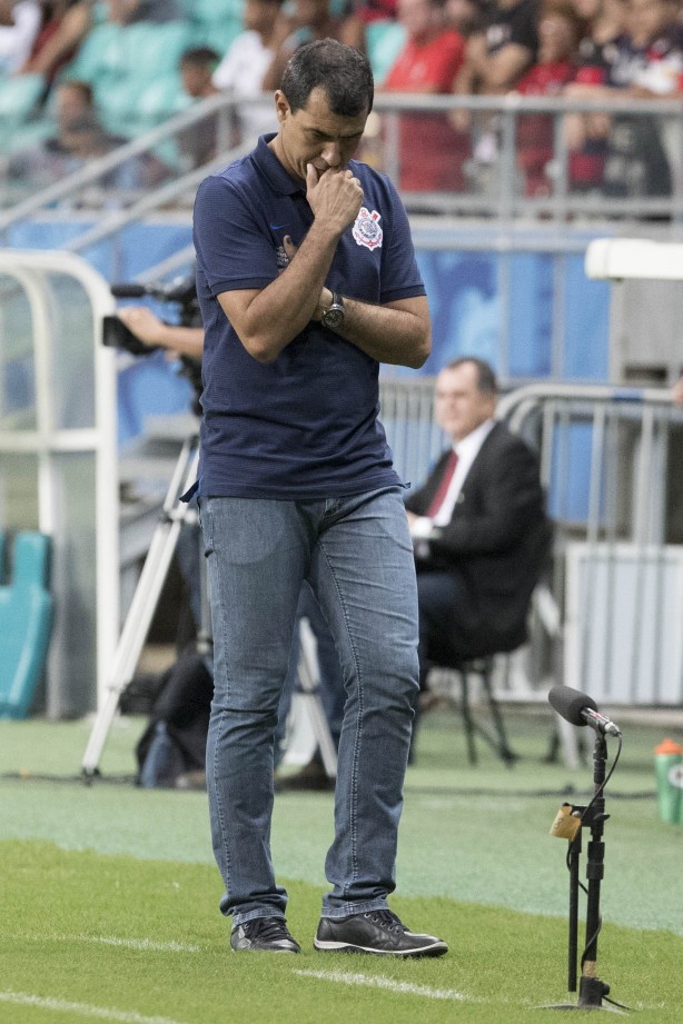 Carille pensativo durante o jogo contra o Vitória
