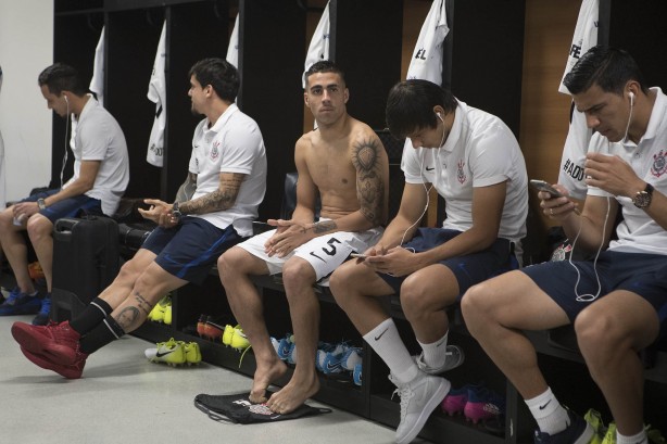 Elenco aguarda o início da partida contra o Vitória no vestiário da Arena Fonte Nova