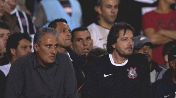 Emblemático: Tite observa com atenção jogo do Corinthians ao lado da Fiel