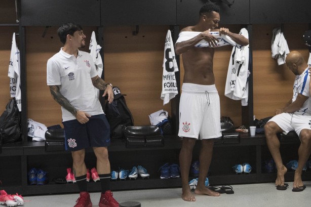 Fagner e Jô sorrindo antes da partida contra o Vitória, na Fonte Nova