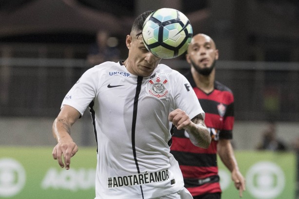 Guilherme Arana atuando contra o Vitória, pelo Brasileirão