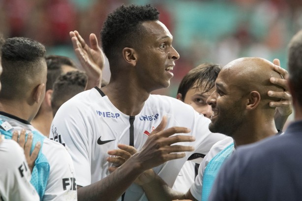 Jô comemora ao lado dos reservas o gol contra o Vitória