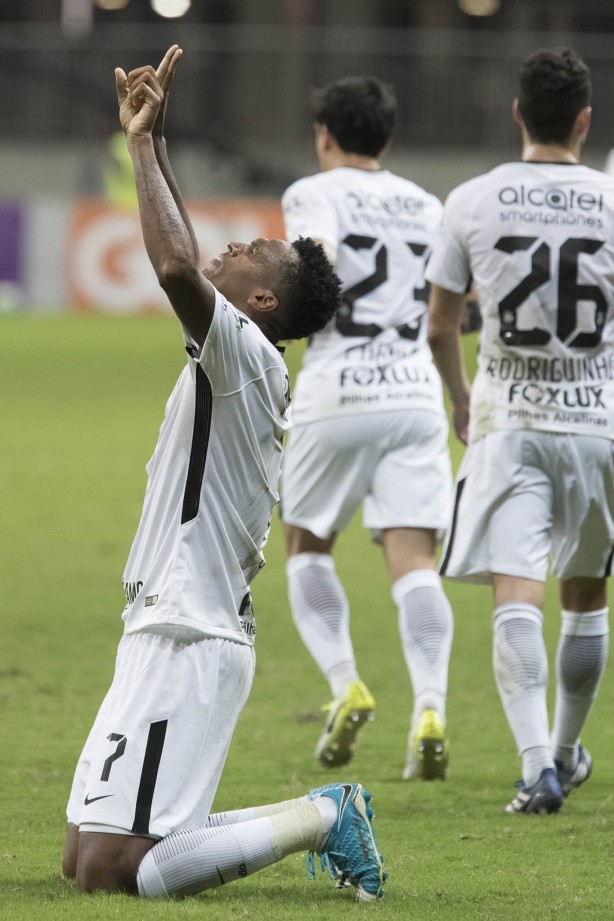 Jô comemora o nono marcado em sua volta para o Corinthians