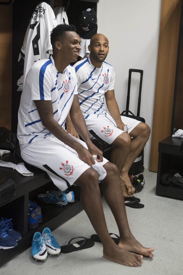Jô e Fellipe Bastos no vestiário antes do jogo contra o Vitória, na Arena Fonte Nova
