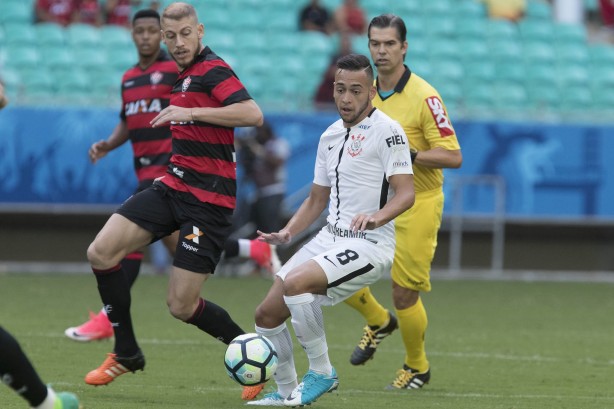 Maycon foi mais uma vez titular diante o Vitória, pelo Brasileirão