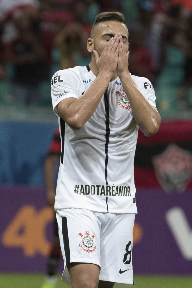 Maycon lamenta grande chance perdida contra o Vitória