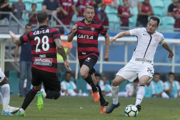 O meia Rodriguinho vem sendo caçado em campo. Contra o Vitória não foi diferente