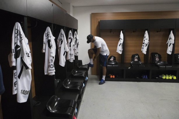 Os mantos sagrados dispostos no vestiário da Arena Fonte Nova, para partida contra o Vitória