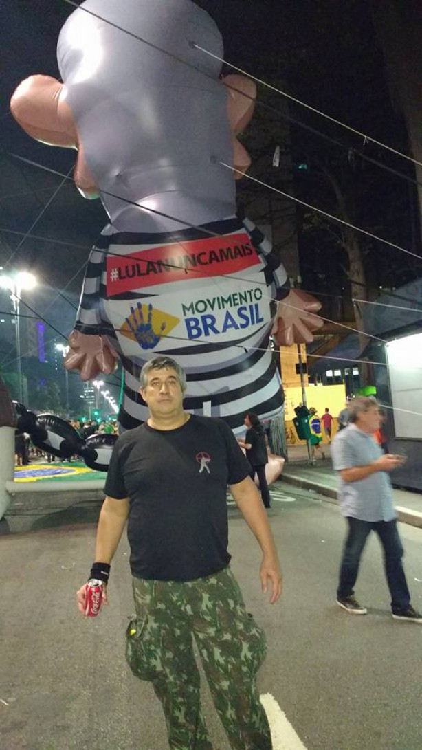 Roberto Willian Miguel durante passeata contra Lula