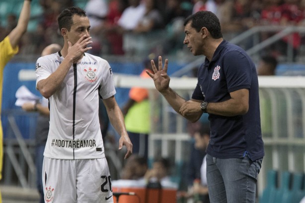 Rodriguinho recebe instruções do Fábio Carille durante jogo contra o Vitória