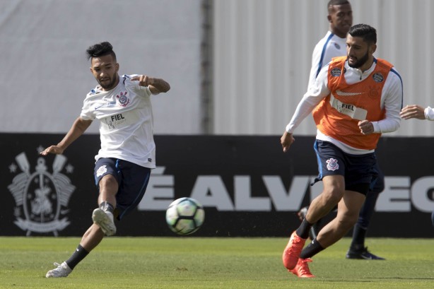 Regularizado, Clayson vive expectativa de estreia no Corinthians