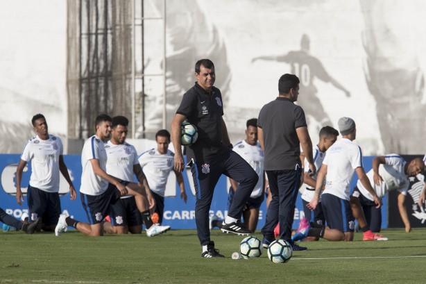 Carille esboçou uma equipe titular durante o treino