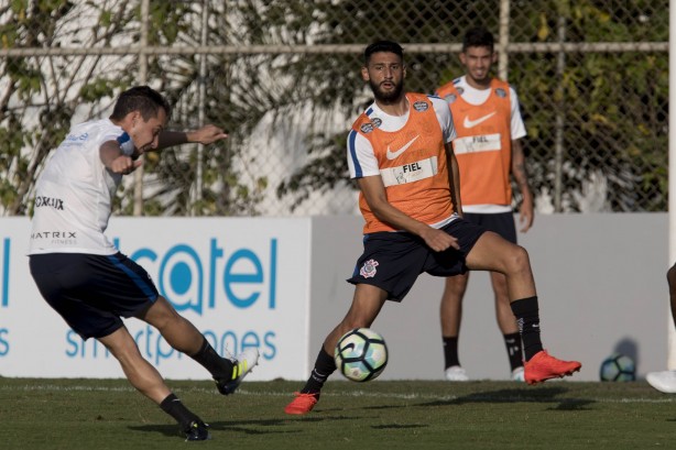 Jogadores reservas e titulares participaram de treino com bola no CT