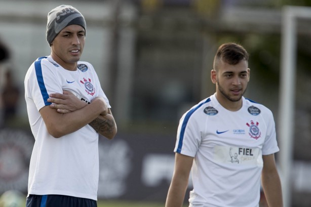 Os jogadores participaram de atividade com bola no CT Joaquim Grava