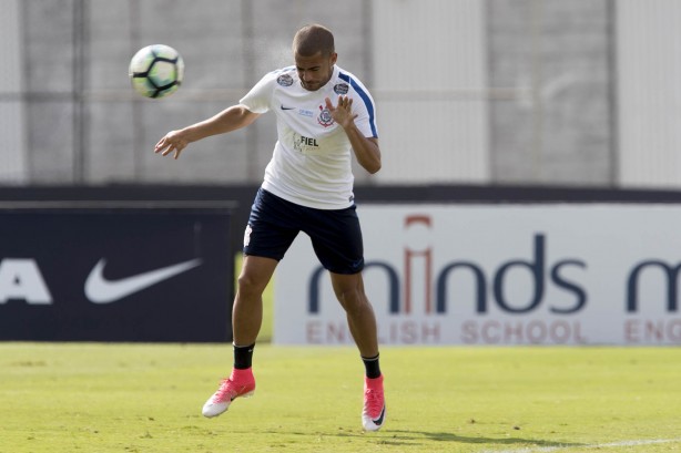 Clayton no treino da manhã no CT após primeira vitória no Brasileirão