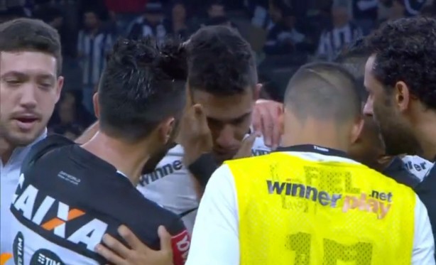 Depois de falha no Mineirão, Pedro foi consolado por corinthianos e atleticanos