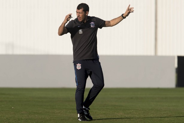 Fábio Carille dando orientações no treino do Corinthians