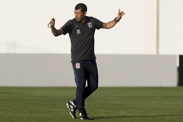 Fábio Carille dando orientações no treino do Corinthians
