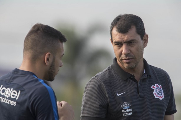 Fábio Carille em conversa com Maycon no treino do Corinthians