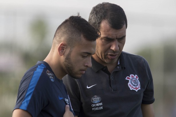 Fábio Carille em conversa com Maycon no treino do Corinthians