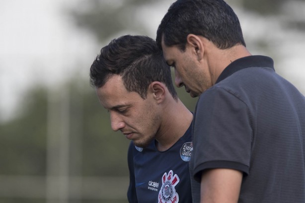 Fábio Carille em conversa com Rodriguinho no treino do Corinthians