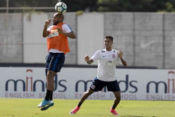 Felipe bastos e Pedrinho em ação no treino da manhã no CT após primeira vitória no Brasileirão