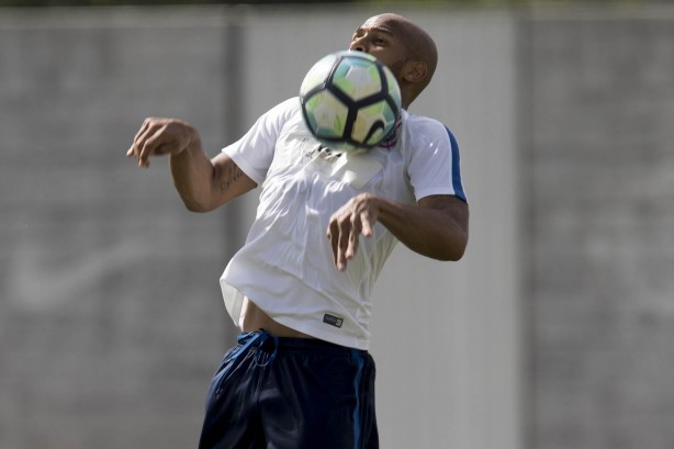 Felipe bastos em ação no treino da manhã no CT após primeira vitória no Brasileirão