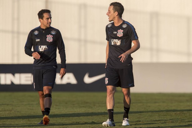 Jadson em conversa com Rodriguinho no treino do Corinthians