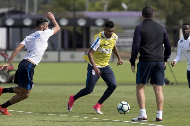 Jô e Camacho em ação no treino da manhã no CT após primeira vitória no Brasileirão