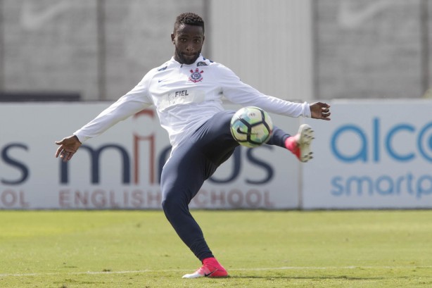 Mendoza no treino da manhã no CT após primeira vitória no Brasileirão
