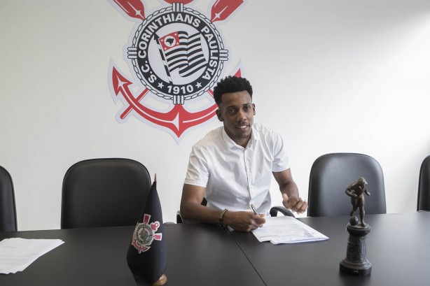 Moisés assinando novo contrato com o Corinthians