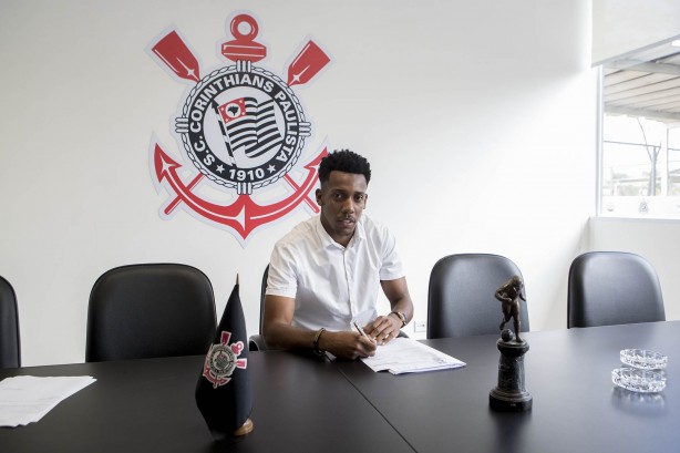 Moisés assinando novo contrato com o Corinthians