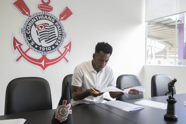 Moisés assinando novo contrato com o Corinthians