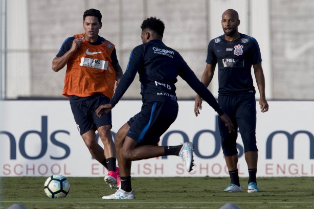Moisés, Giovanni Augusto e Felipe treina debaixo de sol forte