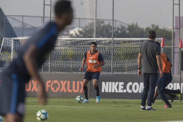 Pablo ao fundo se concentra em treino do Corinthians