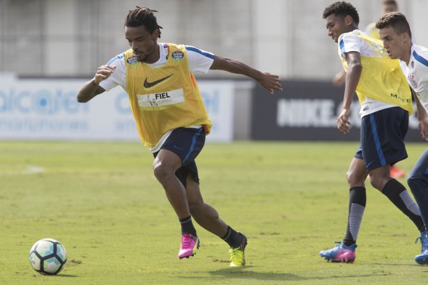 Paulo Roberto e Moisés no treino da manhã no CT após primeira vitória no Brasileirão