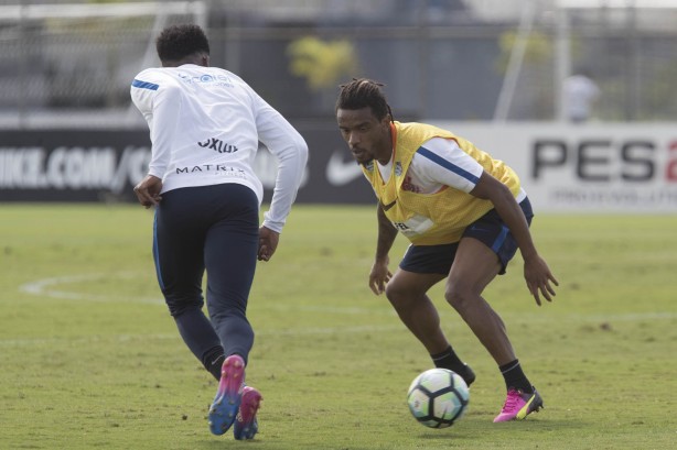 Paulo Roberto em ação no treino da manhã no CT após primeira vitória no Brasileirão