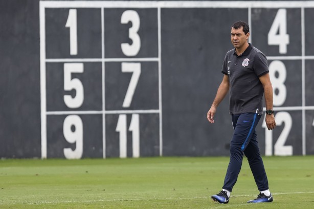 Carille esboçou uma equipe titular durante o treino