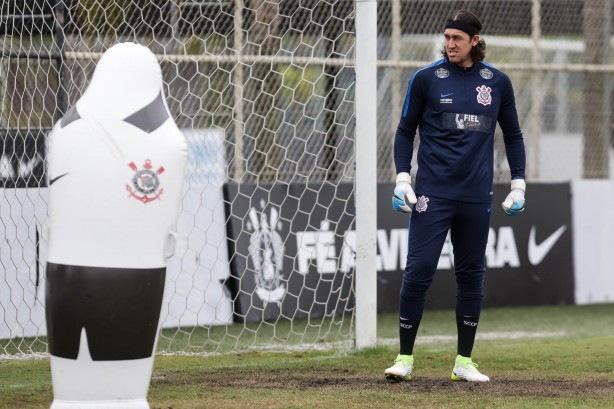 O goleiro Cássio, titular da posição, também participou do treino